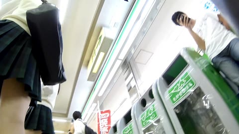 10名近くのJKパンチラ天国のようなコンビニ【動画】068