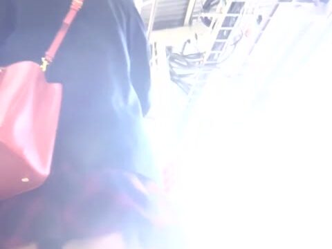 パンチラ盗撮 女子大生 超ミニスカに黒パンツが尻に食い込み気味