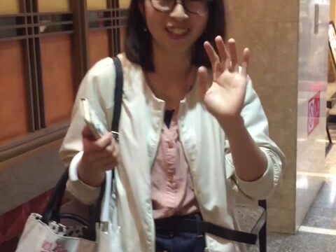ロリ顔メガネ女子大生の純白パンチラ盗撮