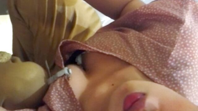 色っぽ美人店員さん、ブラウスの胸元がガバガバすぎでやわパイが膝に当たってむぎゅーが丸見えです♪ [208MB]
