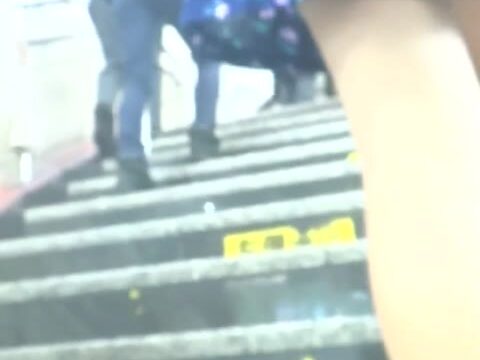 パンチラ盗撮 女子大生 グレーのパンツを激写
