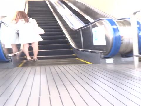 [★新作][★顔出し]パンチラ盗撮 美人ミニスカ女子 紺色Tバックが尻に食い込み