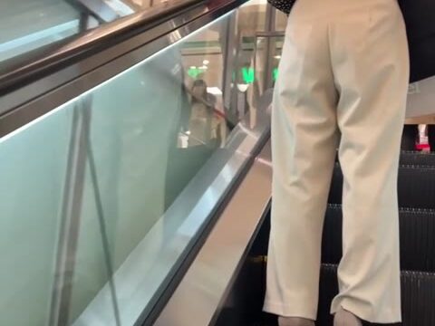 街撮り　エスカレーター　ホワイトパンツ　クロッチ　アンクル　ヒール　パンティーライン