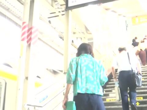 パンチラ盗撮 女子大生 水色の柄パンツがスカートの切れ目から超接近で丸見え