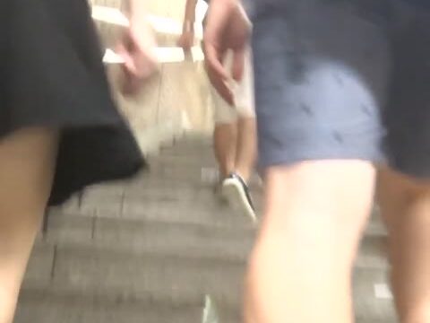 パンチラ盗撮 女子大生 隣に彼氏がいるのに白パンツ強引撮影