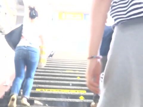パンチラ盗撮 女子大生 ピンクパンツが階段でモロ見え