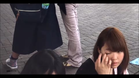 路上で胸チラとパンチラ