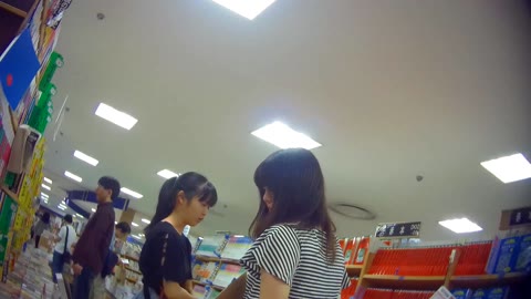 私服ロリパンチラ逆さ撮り05