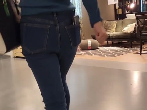 【ブルーデニム】イ◯アにいたエロい体のお姉さん1