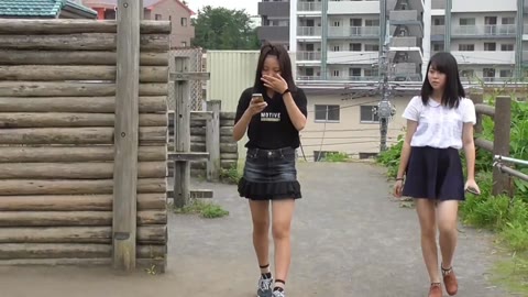 私服お姉さん#63 ギャル2人が公園で大胆な生パンチラ！