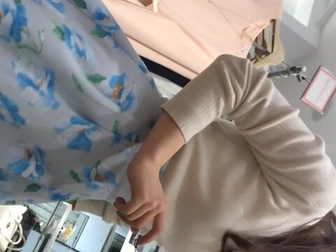 ショップ店員逆さ撮りかわいい女の子と性格がキツそうなお姉さん【動画】part6