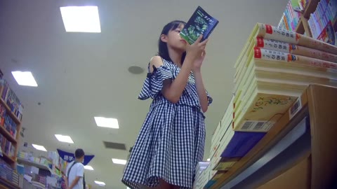 【激カワ】私服ロリパンチラ逆さ撮り11