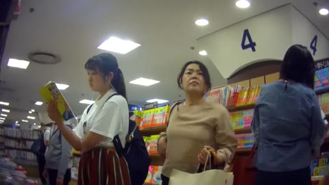 買い物中のCのパンチラ