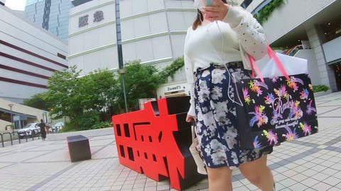 No.785肉厚デカ乳をユサユサと揺らして周囲のおっぱい好きへ貢献するお嬢さんに密着取材