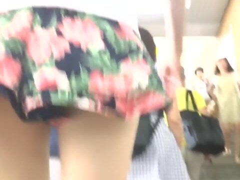 パンチラ盗撮 女子大生 水色パンツをキュロットの足の隙間から強引撮影