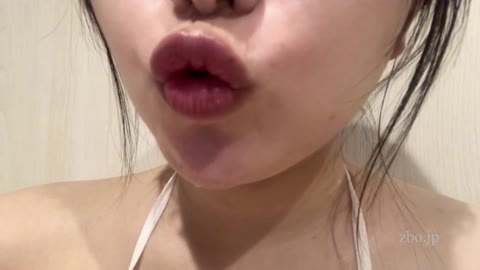 【口/唇/舌フェチ】めちゃくちゃエロいお姉さんの口をアップで撮影（水着姿）
