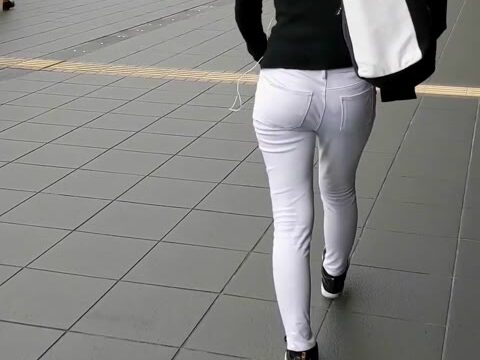 街中の魅力的なお尻 6