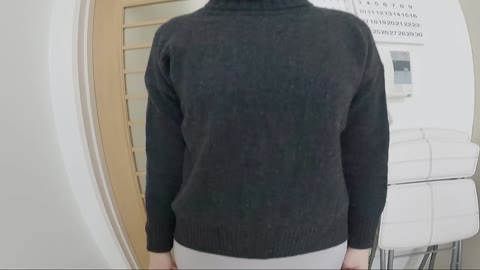 【ワンコイン人妻パンチラ】年始に寒空の下薄着で頑張って庭掃除してた戸建て住まいの専業主婦おばさん
