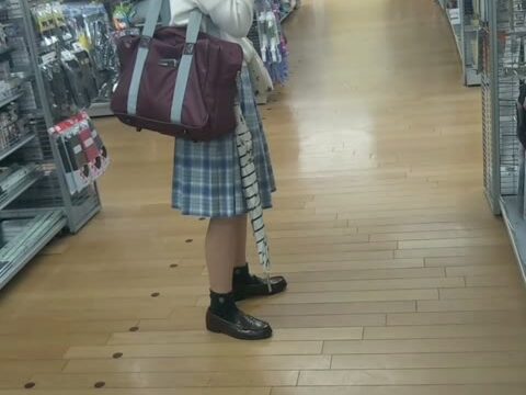 大人しそうなメガネ制服JK ハミP丸見え直下直撮り ☆逆さ撮り