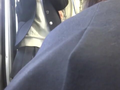 パンチラ盗撮 女子高生(制服) 電車内で股間に迫るナプキン付きピンクパンツ