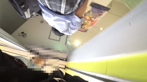 調子乗って痴漢してみると？階段でバレても笑って許してくれたのでｗミニスカ制服美少女逆さ撮り 003