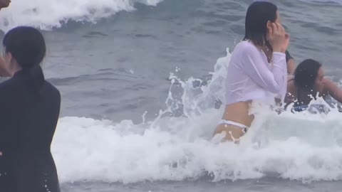 ブラを付け忘れ乳首スケスケで遊ぶJD