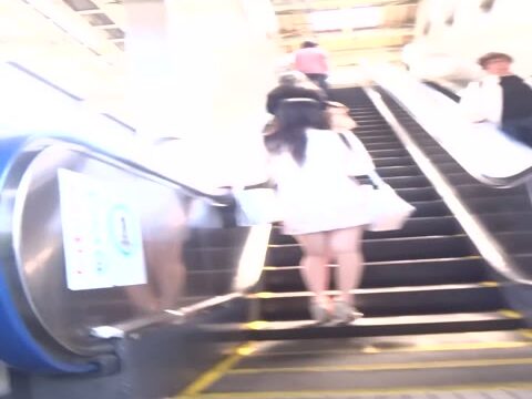[★新作][★顔出し]パンチラ盗撮 モデル系ギャル ノーパン？Tバック？超ミニスカの中の尻を超接近撮影