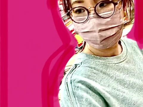 完全オリジナル素人逆さ撮り！スペック高め！生脚でお堅そうな美人メガネの真面目そうな人妻さんに特攻しました。78号機(スマホ撮り)
