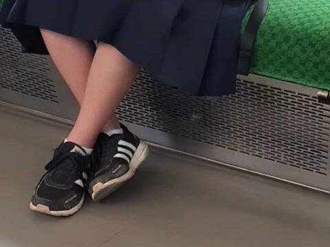 制服女子の生足考察2