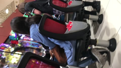 超希少 パチンコ店員 接客中を撮影 ハイソ 純白パンティ