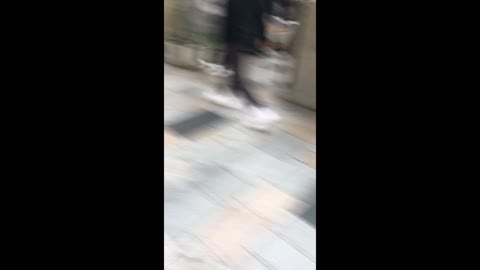 わざとバレてスカートめくってみた【クール美女の生パンツ】