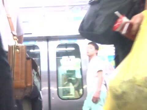 パンチラ盗撮 OLさん 花柄パンツを超接近撮影 電車内と階段のダブル撮り