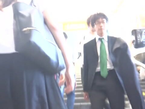 パンチラ盗撮 女子大生 白パンツ全開 超ミニスカを逆さ撮り