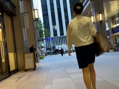 セレブOLを逆さ撮り！セクシー美脚お姉さんのどエロい純白パンツ【動画】113