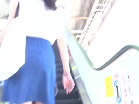 パンチラ盗撮 女子大生 白パンツを強引に撮影