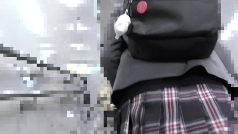 【電車チカン】顔出し制服J○★乃○坂系美少女を2人で挟み痴漢★前後からWチ○ポこすりつけ！