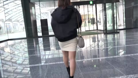 【痴漢動画】AKBの柏木由紀似OL＊タイトミニ美尻＊Tバックずらし＊肉厚陰唇＊指挿れアヘ声【高画質】