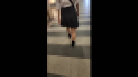 逃げようとする黒髪巨乳●Kを押し込んで痴漢。びびって失禁か。周囲に笑われながら上下責められてもはや公開プレイ。