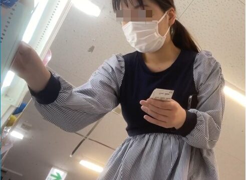 お姉さん4名　お尻突き出しパンチラ