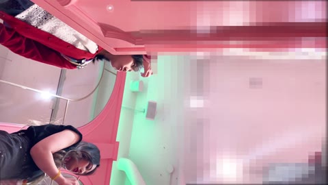 ショップ店員#80 ギャル系な美人お姉さんのタイトから見えるエロすぎTバック！
