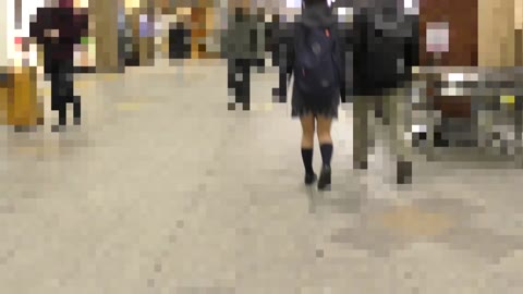 【電車痴漢】顔出し制服JK★3人がかりでイジリ放題★