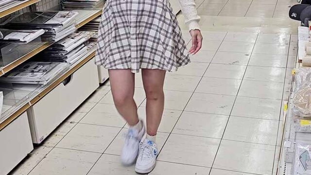 【再販】服から乳首が透けてしまっているこのお買い物。隙間からちら乳首あり