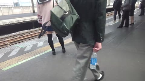 もうめくっちゃう！上玉制服Kのパンチラ