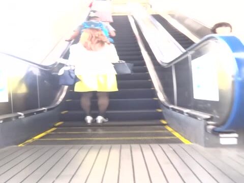 [★新作][★顔出し]パンチラ盗撮 OLさん ハデなレースの赤パンツが黒パンストの中に