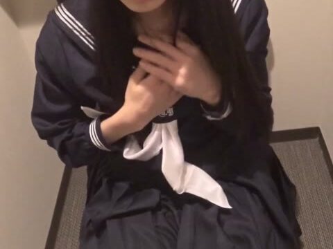 デパートのトイレでこっそりオナニーしちゃうJK75