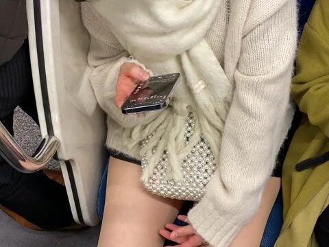 美人お姉さんのエロ過ぎる真上からの生足美脚614