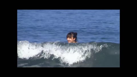水着のサイズが合わずに乳首、下の毛がチラり