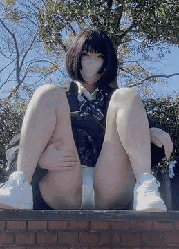 170cm長身女子が超ミニスカ制服で見せつけ公園お散歩