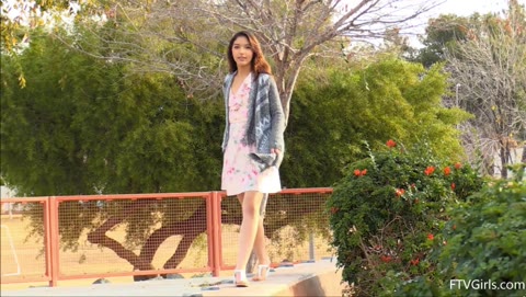 ♥タイプを探せ♥ 公園露出オナニー失禁/モデル並みスレンダー美女がスカートめくり桃尻＆パイパン丸見え