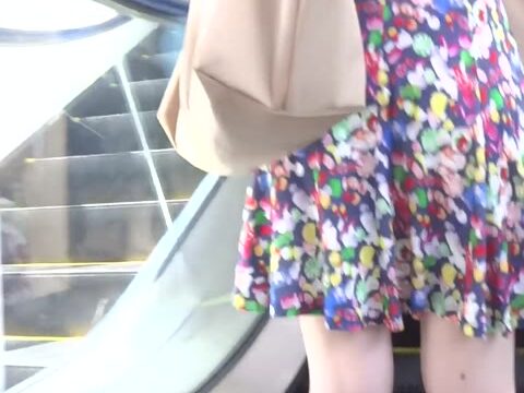 パンチラ盗撮 OLさん 水色パンツを密着撮影